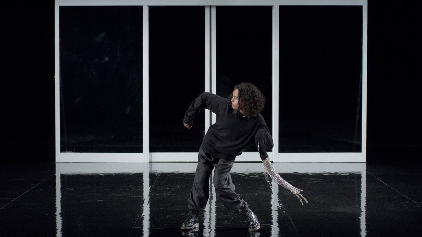 3 Performer in black clothes with silver chains in dancing movement