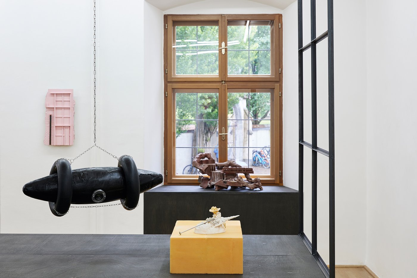 Ausstellungsansicht mit diversen Kunstobjekten in einem hellen weißen Raum