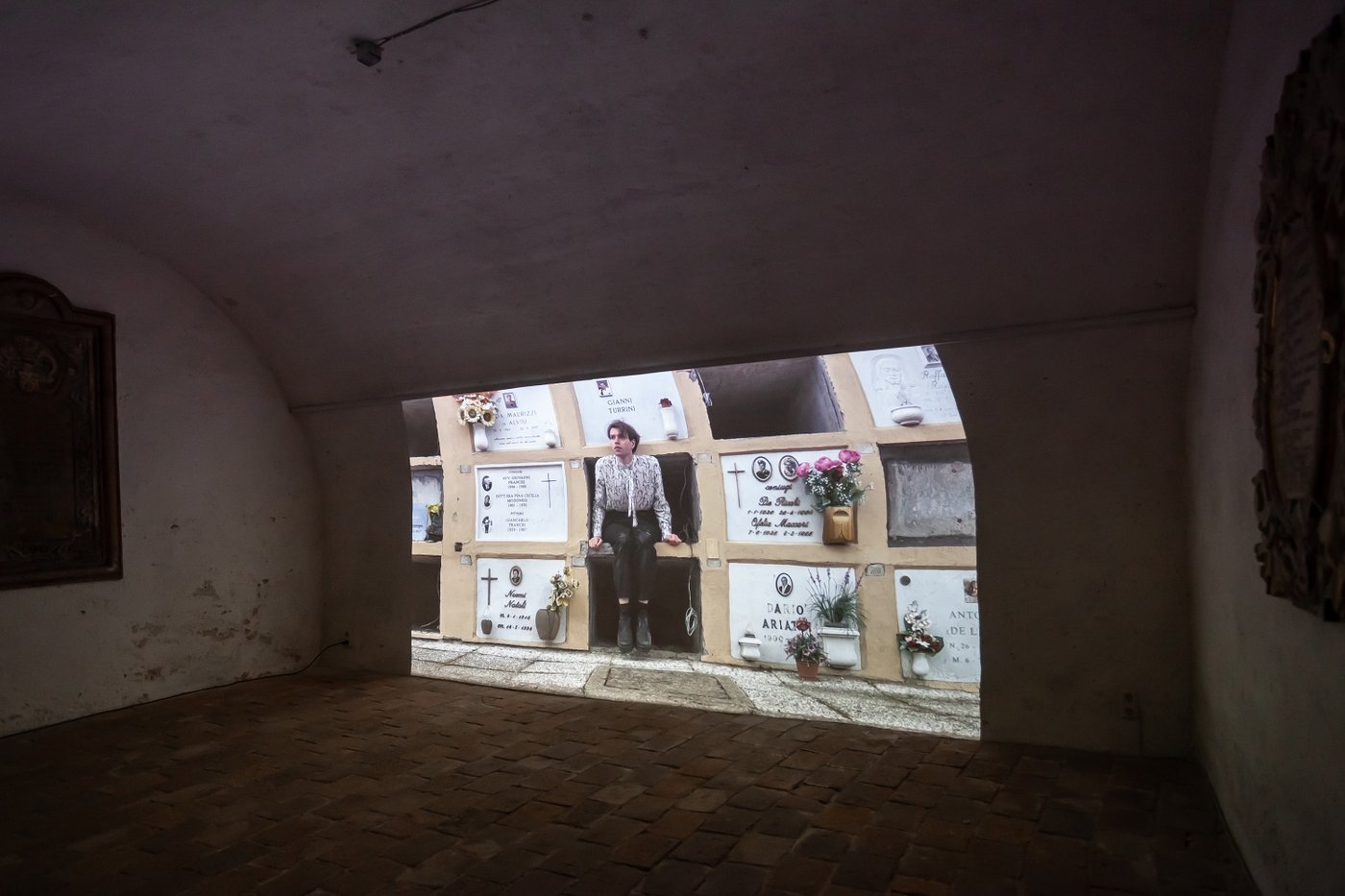 Videostill, Projektion an einer Wand