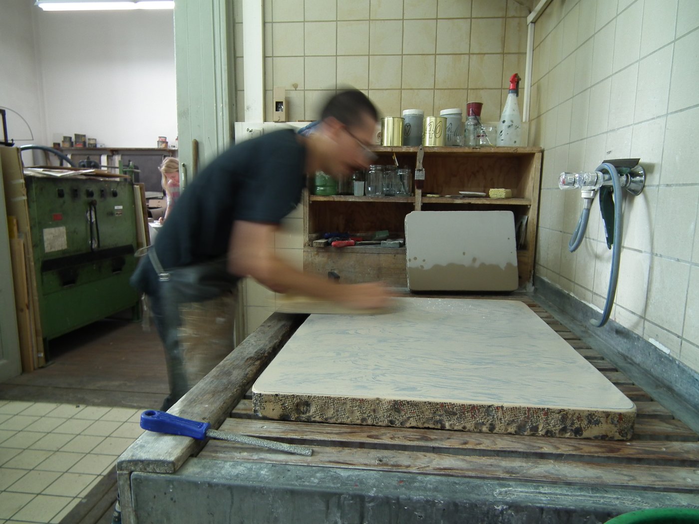 Bild1 One person works the lithographic stone