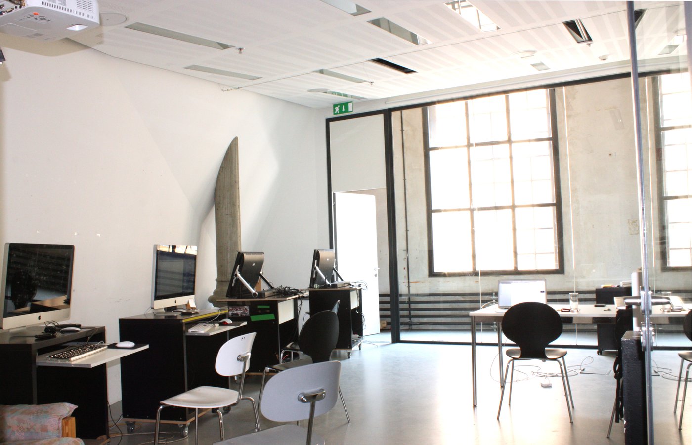 1 View into the studio with the workstations