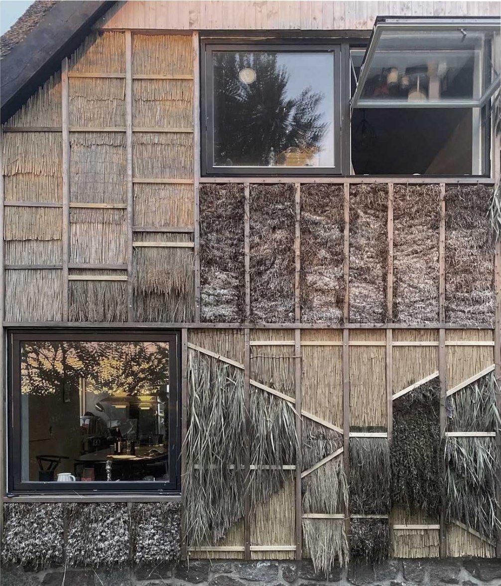 Foto eines Hauses mit Schilffacade