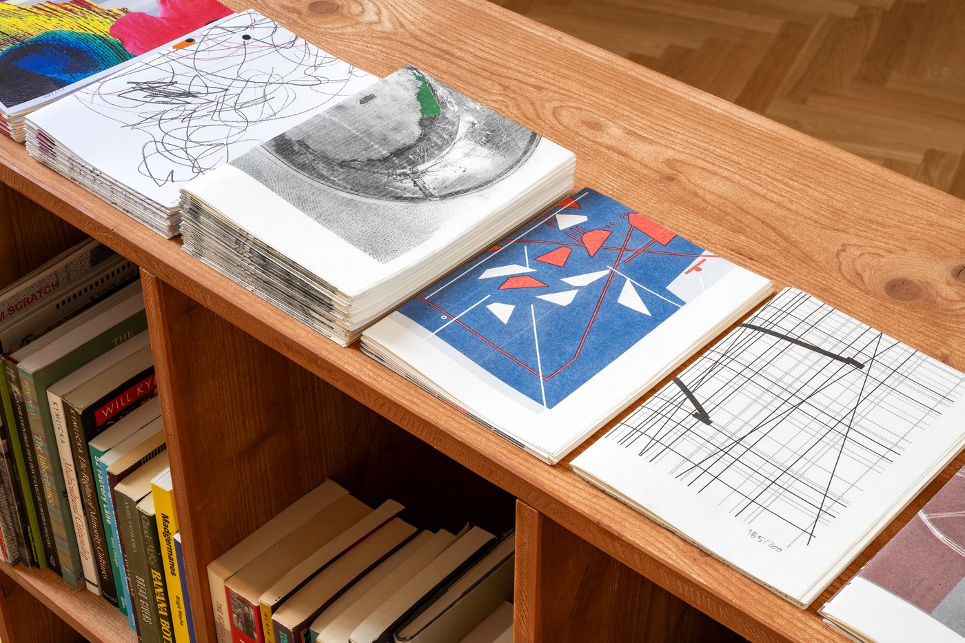 Bücher und Zeitschriften auf einem braunen Regal