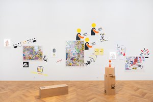 Ansicht von einem Raum mit Installationen an der Wand