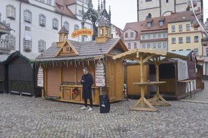 Ein Foto von einem Mann vor einem geschlossenen Marktstand im Freien