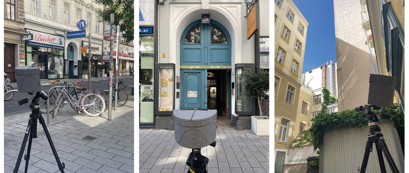 Auf einem Dreier-Fotostreifen sieht man die Super Pinhole auf einem Stativ vor einem Buchladen, einem Hauseingang und in einem Innenhof. Die Umgebung besteht aus Altbauten mit Geschäften, Fahrrädern und begrünten Fassaden unter blauem Himmel.
A triple photo strip shows the Super Pinhole on a tripod in front of a bookshop, a house entrance and in a courtyard. The surroundings consist of old buildings with shops, bicycles and green facades under a blue sky.