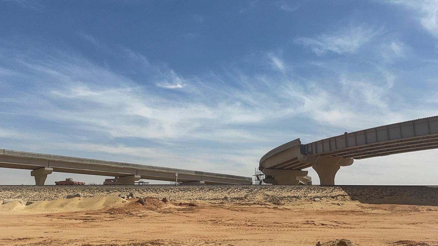 Sandboden und zwei Betonbögen, die Autobahnzubringer werden sollten.