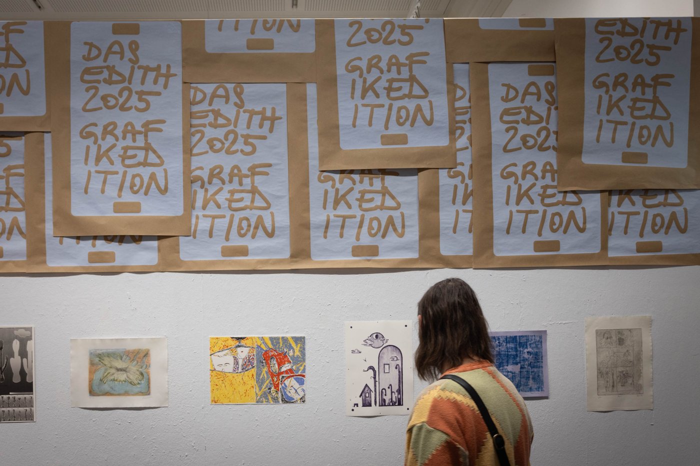 Ausstellungsansicht mit Drucken an einer Wand