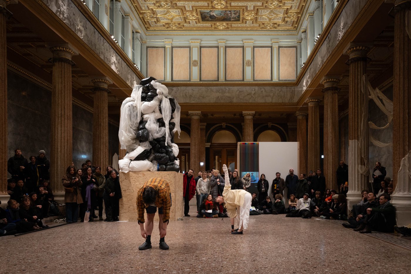 Ansicht einer Performance in der Aula der Akademie am Schillerplatz