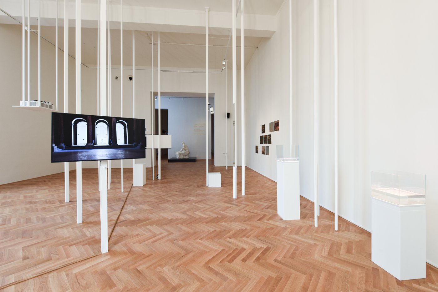 Ausstellungsansicht, Bildschirm auf Stange montiert