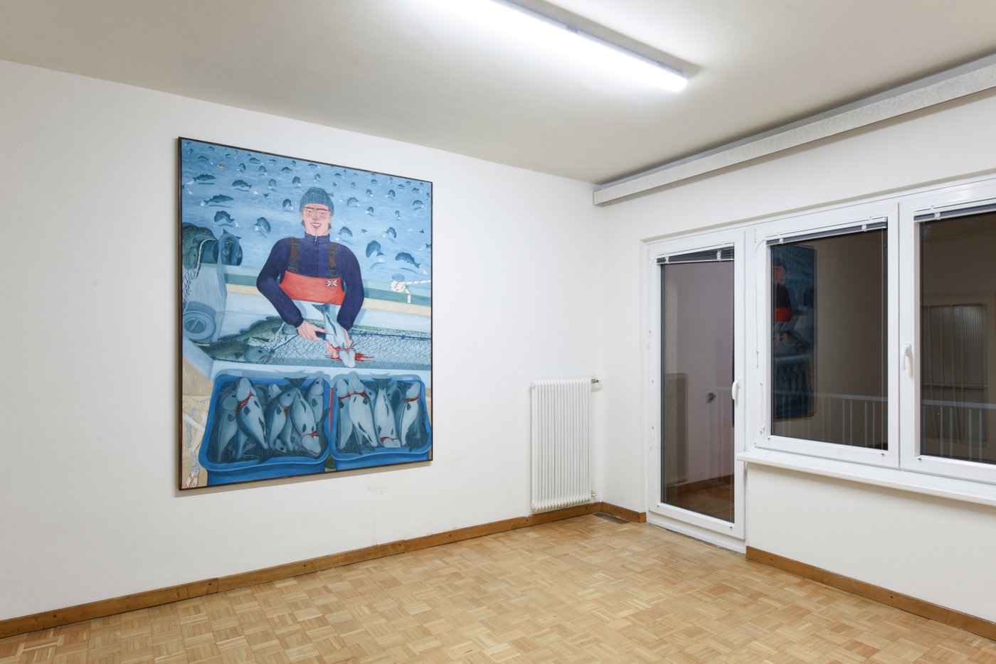 Ein leerer Raum, eine Malerei hängt an der Wand, man sieht einen Fischer beim Ausnehmen des Fangs