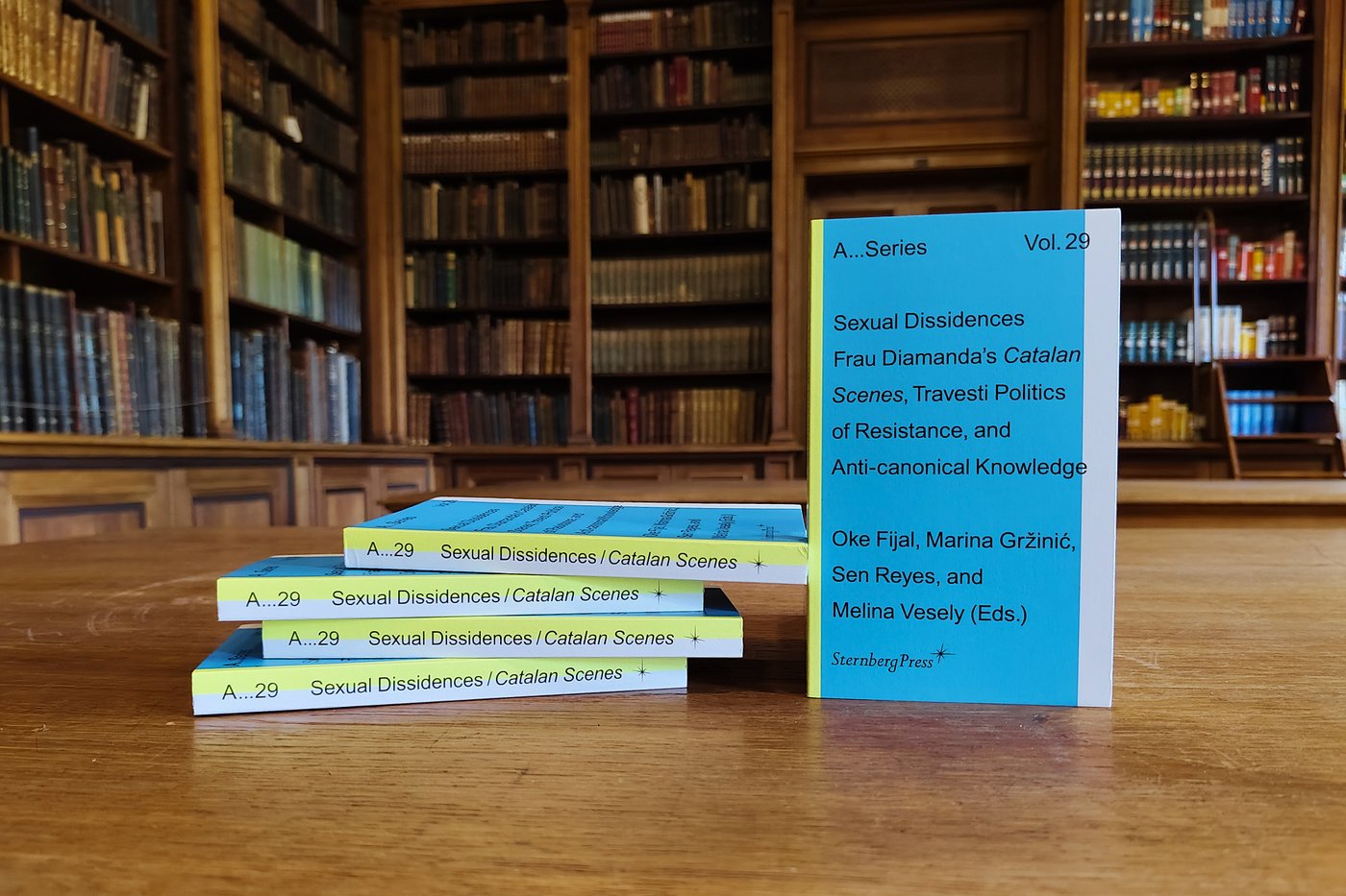 Foto von einem Stapel Bücher in einer Bibliothek