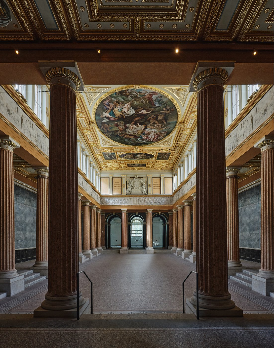 Aula, Schillerplatz, Foto: © Helmuth Wimmer Large festival hall with a perimeter portico and ceiling painting