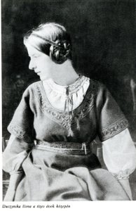 Nur zwei Frauen wurden im Wintersemester 1920/21 in die Meisterschule für Architektur aufgenommen. Helene Duczyńska war nicht nur die erste Studentin der Architektur, sondern auch die allererste Frau, die an der Akademie der bildenden Künste Wien inskribiert hat.