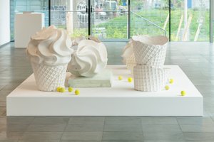 weiße große Eiscreme Skulpturen auf einem weißen Podest