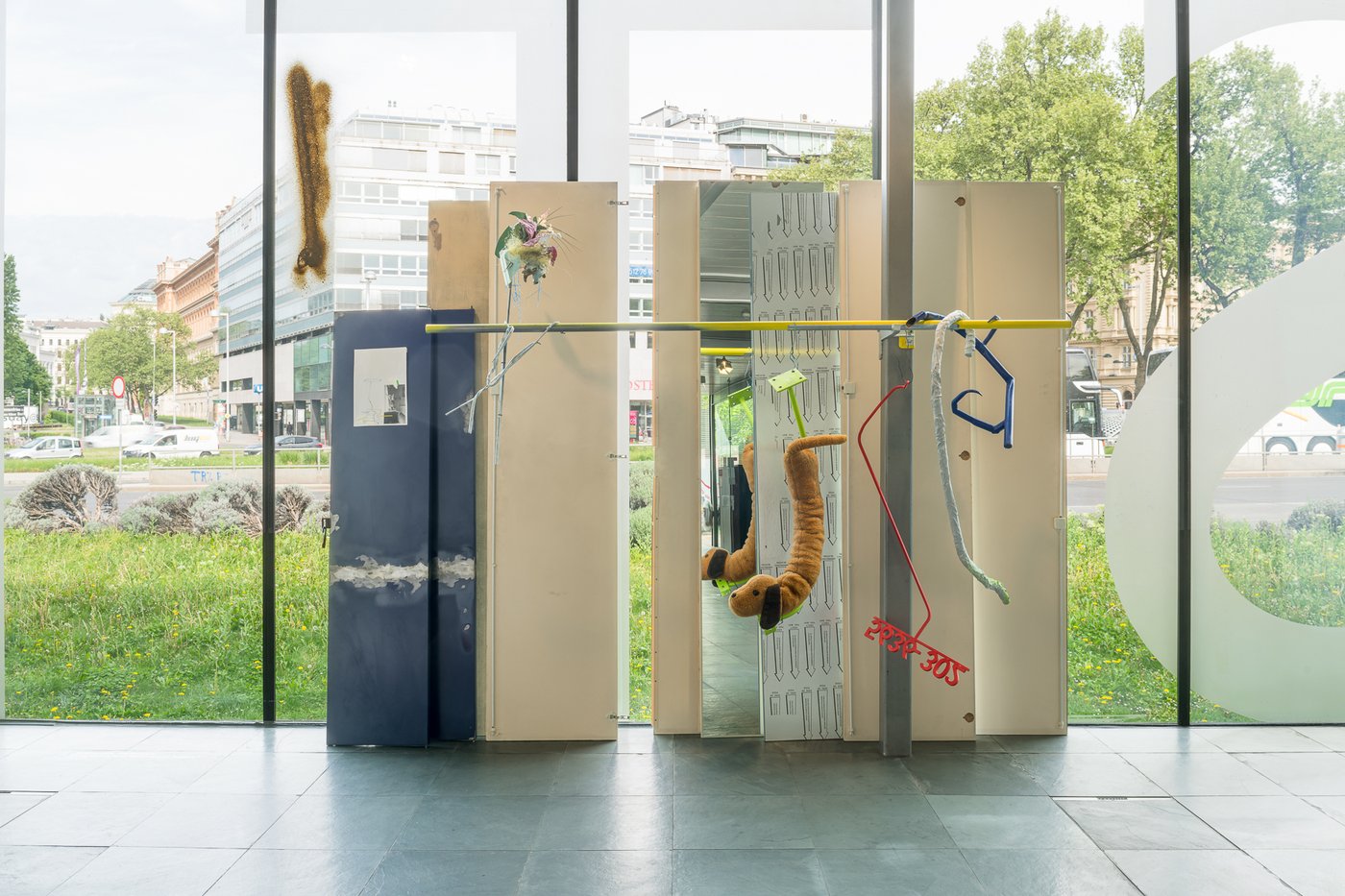 Ausstellungsobjekt mit spiegeln und stangen in diversen Farben