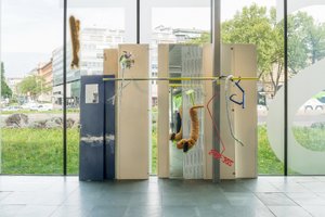 Ausstellungsobjekt mit spiegeln und stangen in diversen Farben