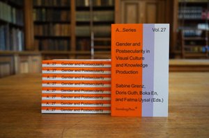 ein Stapel Bücher und ein Buch mit Cover in einem Raum mit Holzmöbel