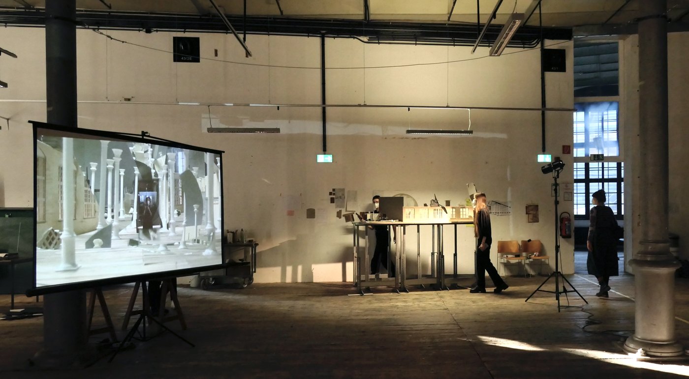 Model with "Schüfftan" method, Open Days 2022, photo © Nina von Mechow At the back right, you can see the table on which the model is standing and the cinematic transmission from the interior of the model on the screen to the left: many columns and various other components.
