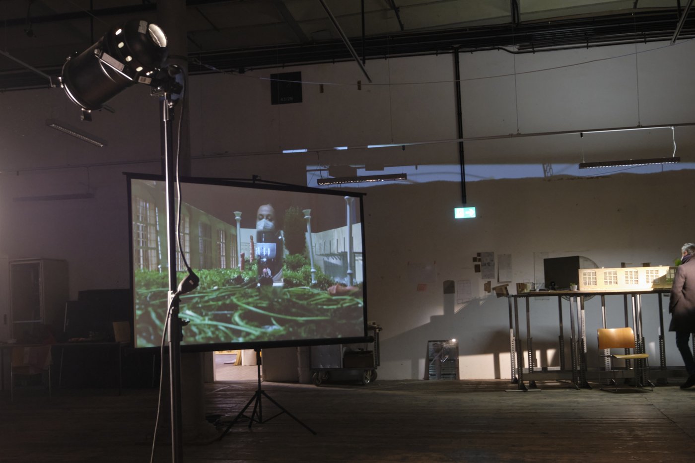 Model with "Schüfftan" method, Open Days 2022, photo © Lab_tf At the back right, you can see the table on which the model is standing and the cinematic transmission from the model's interior on the screen to the left: a face behind all kinds of greenery and four columns.
