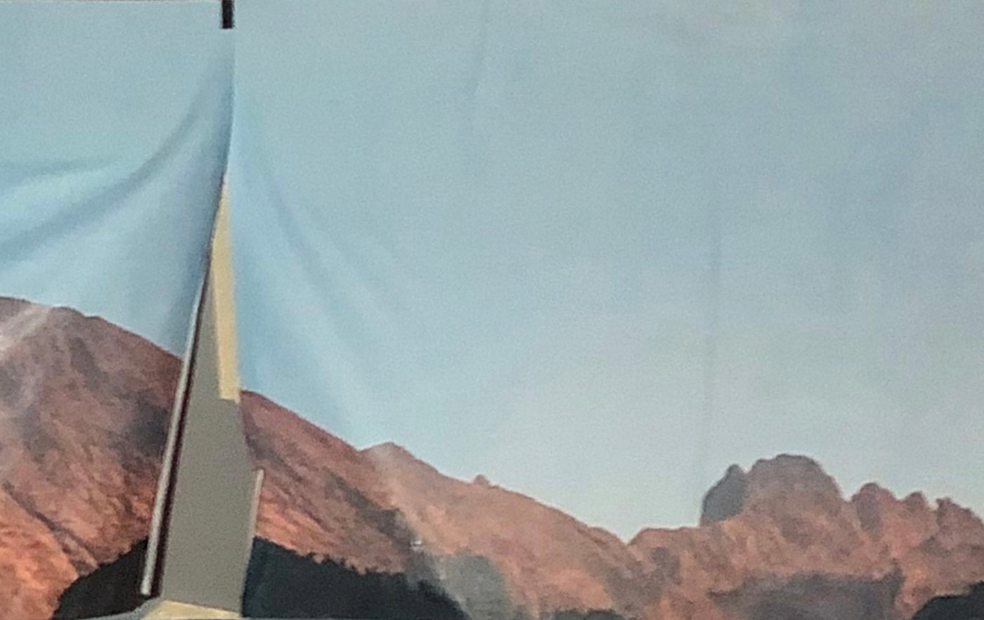 picture of a poster wall loosing its grip