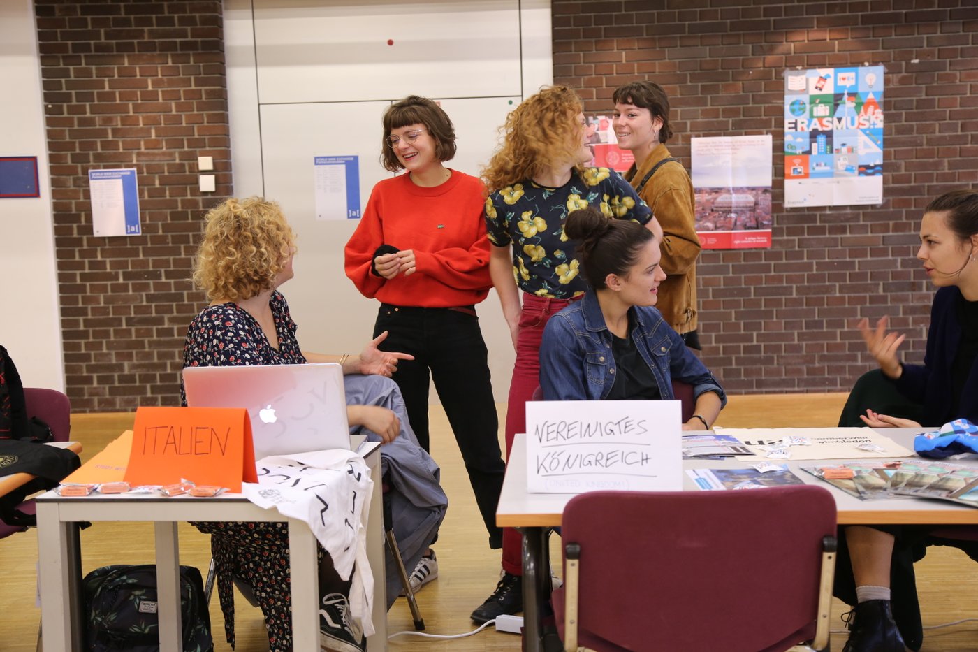 Exchange Fair of the International Office, 2018, Aula at Augasse, photo © Iklim Dogan You can see incoming exchange students from Italy and the United Kingdom in lively conversation with students interested in studying abroad. A poster on the back wall draws attention to the Erasmus plus mobility program.